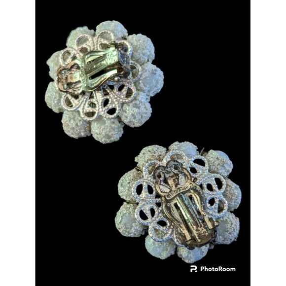 Vintage 1940s Japan White Textured Bead Cluster Clip Earrings Clear Stone Sand - Picture 4 of 5